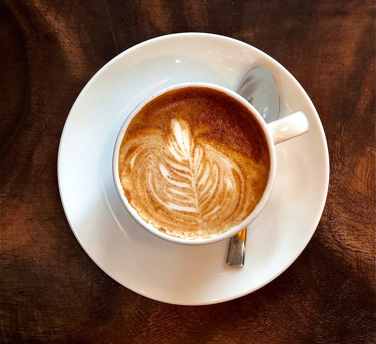 Latte art detaylı cappuccino